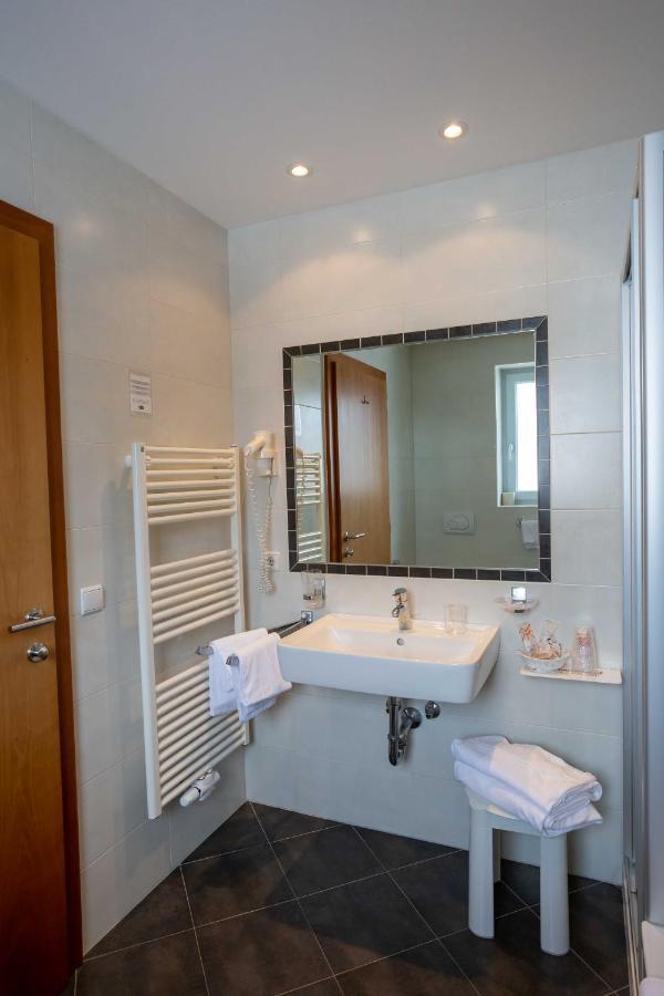 Hotel Martinerhof San Lorenzo di Sebato Bagian luar foto